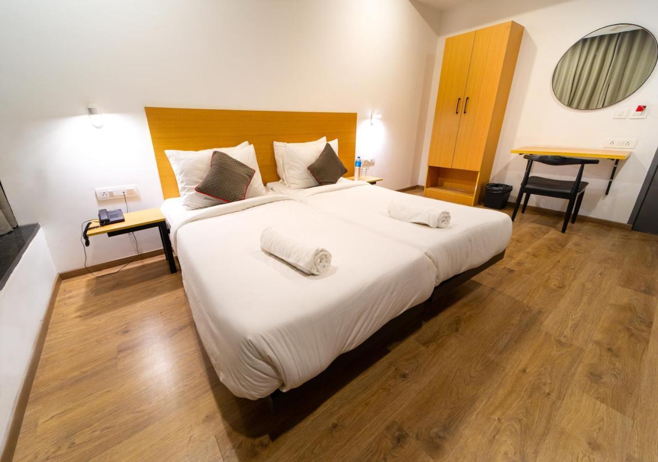Hotel The Park Infinity Surat Esterno foto