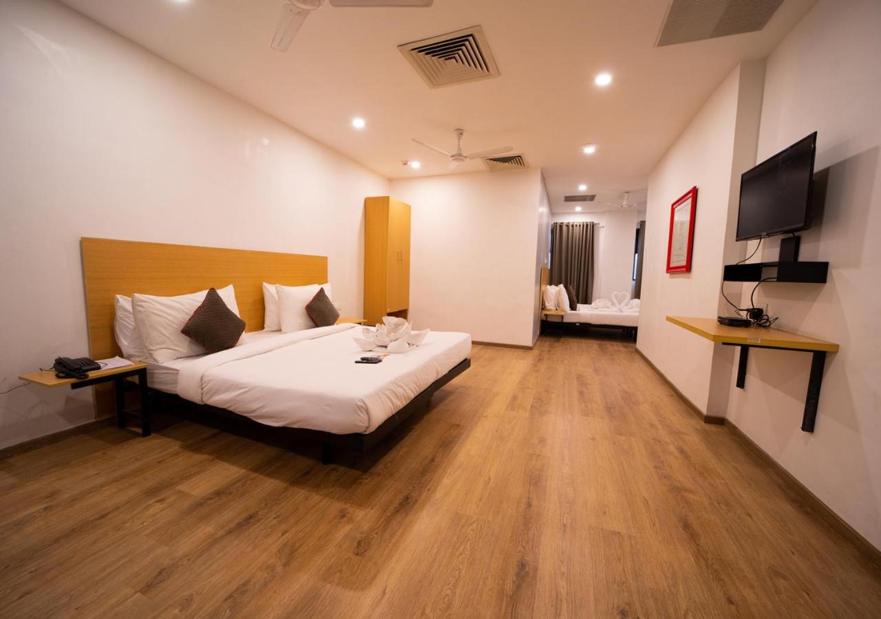 Hotel The Park Infinity Surat Esterno foto